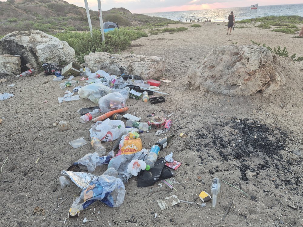 בושה: ערימות הזבל שהותירו בליינים בחוף פלמחים