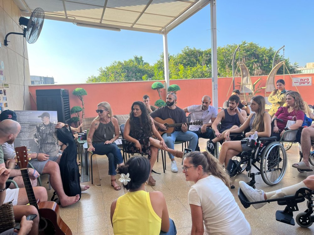 צפו: מירי מסיקה ואורן וליאת סמדג׳ה משמחים את הלוחמים