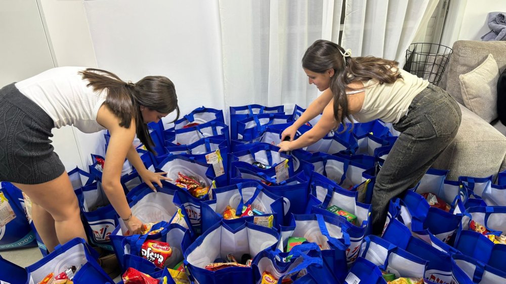  מרגש: שתי צעירות מראשון לציון אספו   תרומות וחילקו עשרות סלי מזון לנזקקים 