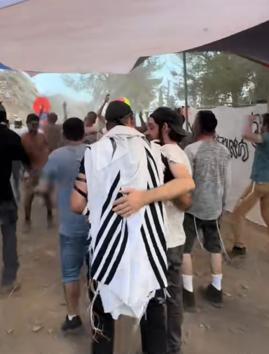 השם יתברך: סיפורו המופלא של יוצר  הטרנס החרדי שמרקיד במסיבות טבע