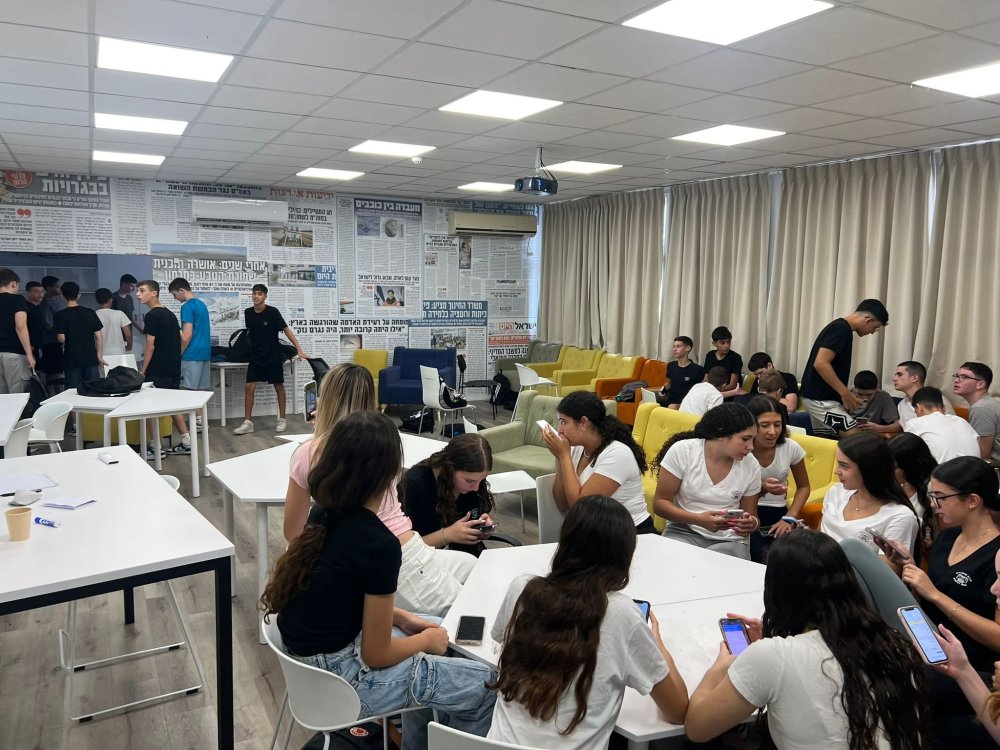 תקשורת, דמוקרטיה ובינה מלאכותית: חטיבת הביניים ב' "דה שליט" משיקה יוזמה חינוכית וייחודית 
