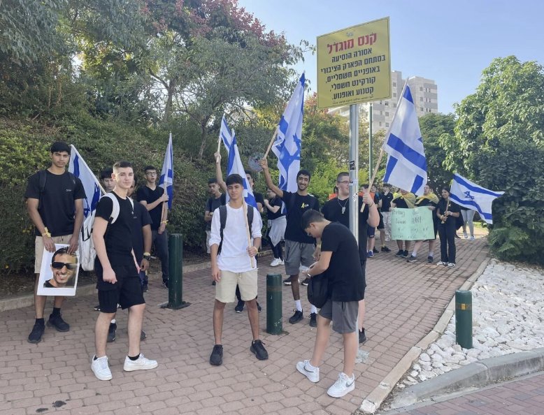ב״דה שליט״ זוכרים את החטופים