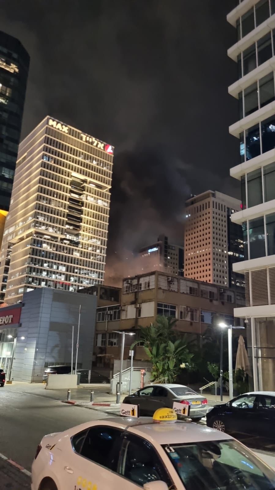 בעקבות מטחי הטילים: בניין ברמת גן נפגע, פצוע קשה פונה לבית החולים