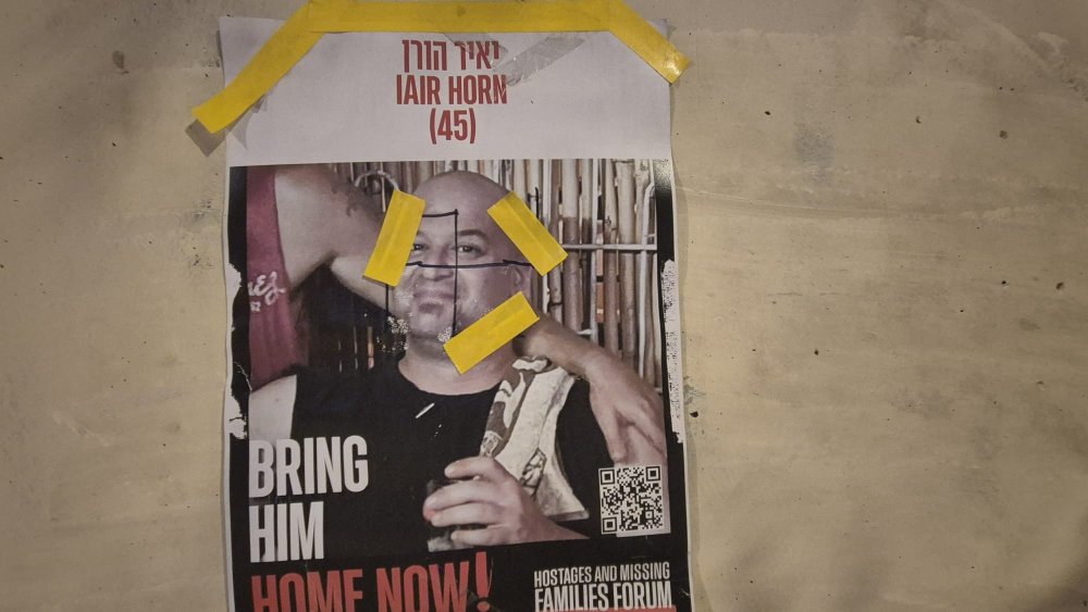 מול בניין המשטרה: אלמונים ציירו צלבי קרס על תמונת החטופים
