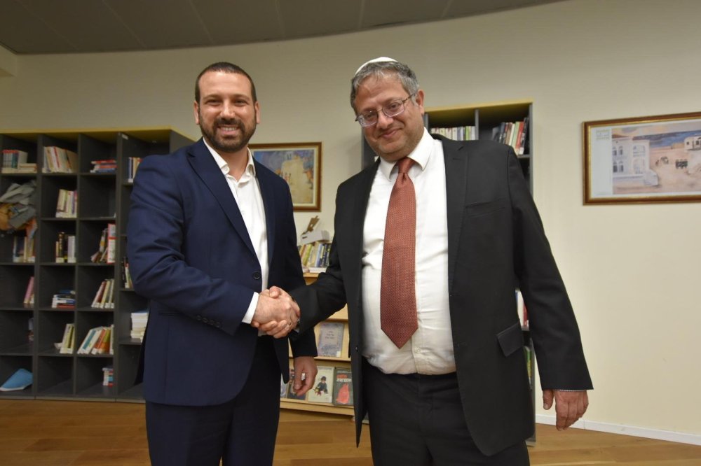 הו אה מי זה בא: השר לביטחון לאומי בחולון
