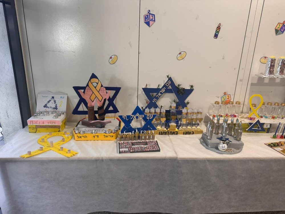 מיזם מרגש: תלמידים והורים בנו  חנוכיות להזדהות עם החטופים