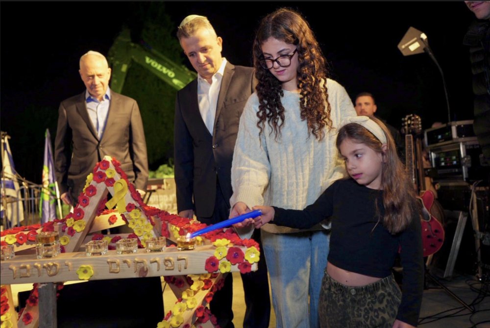 הערב: ח״כ ושר הביטחון לשעבר, יואב גלנט בהדלקת נר חנוכה בבית הספר ״רמת אפעל״ שנפגע מטיל חות׳י