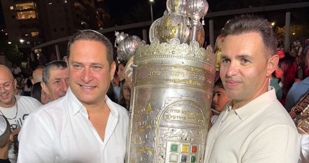 גיבור הטיסה מראשון לציון: ד״ר שוטה מוסייב זכה להוקרה מראש העיר רז קינסטליך