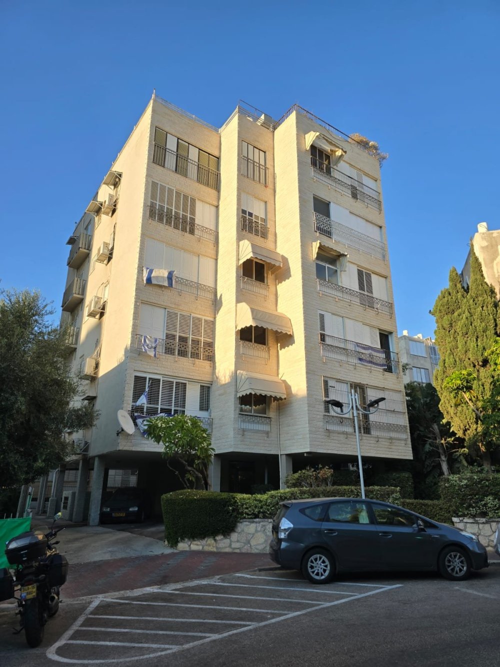  בכמה נמכרה דירת  גג 5 חדרים חדרים ברחוב הצפירה בחולון?