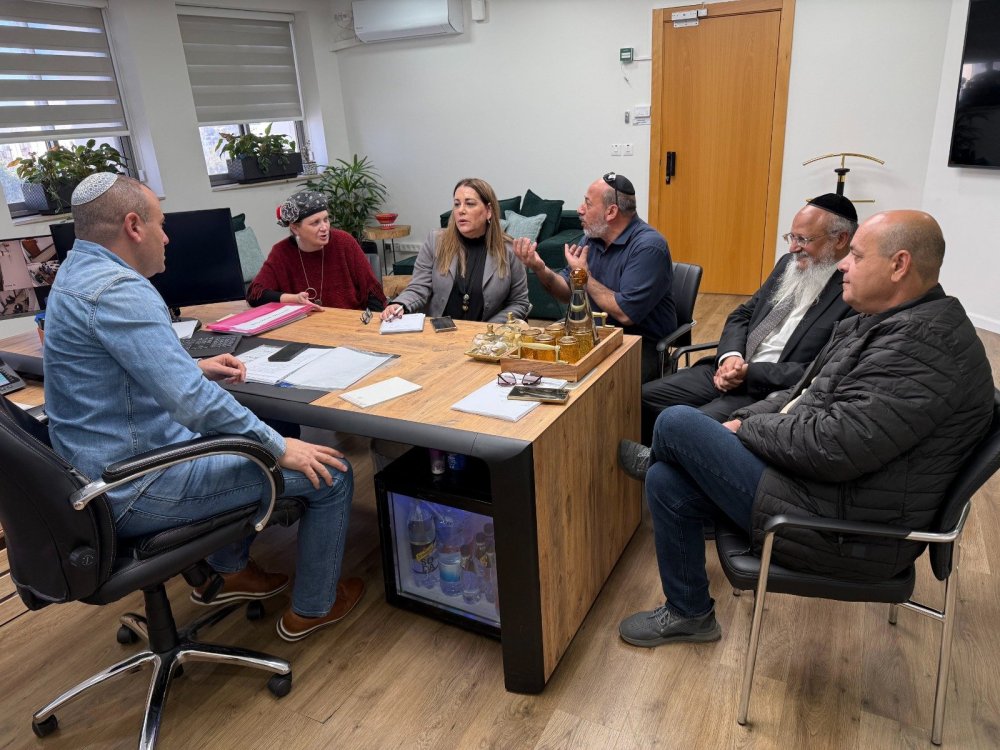 כוחנו באחדותנו:  ראש העיר נפגש עם מנהלי מוסדות החינוך בשכונת שעריים 