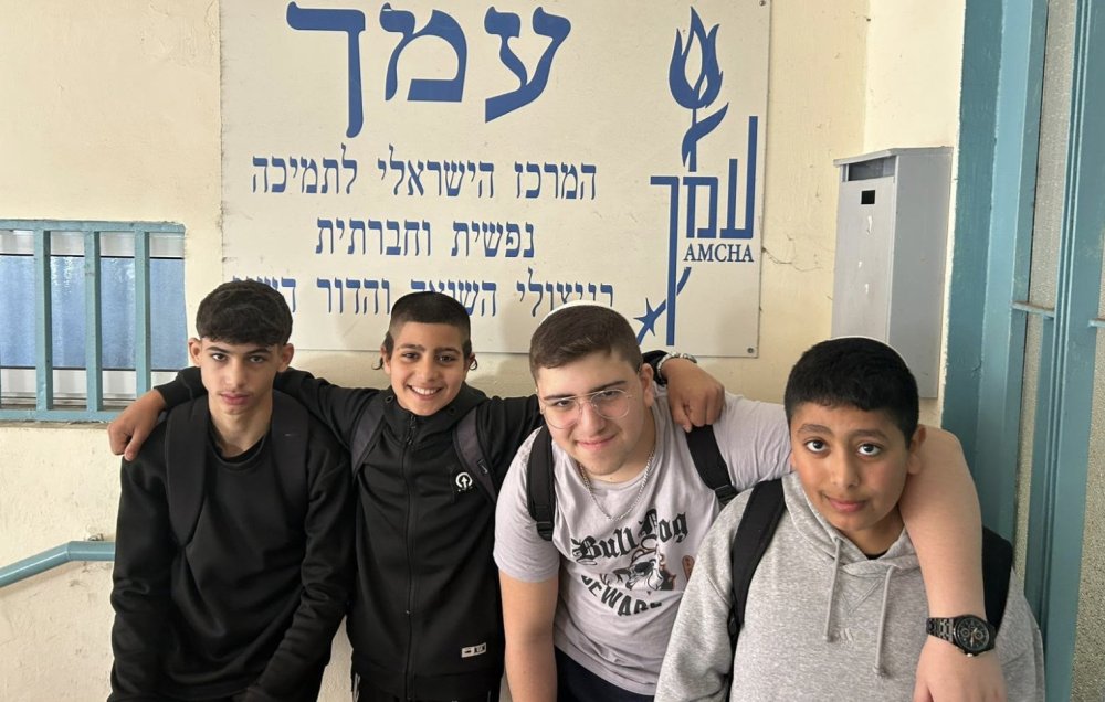לומדים מהזיכרון: ביום השואה הבינלאומי 2025 פגשו תלמידי אמית המר שורדי שואה ואם של חלל המלחמה