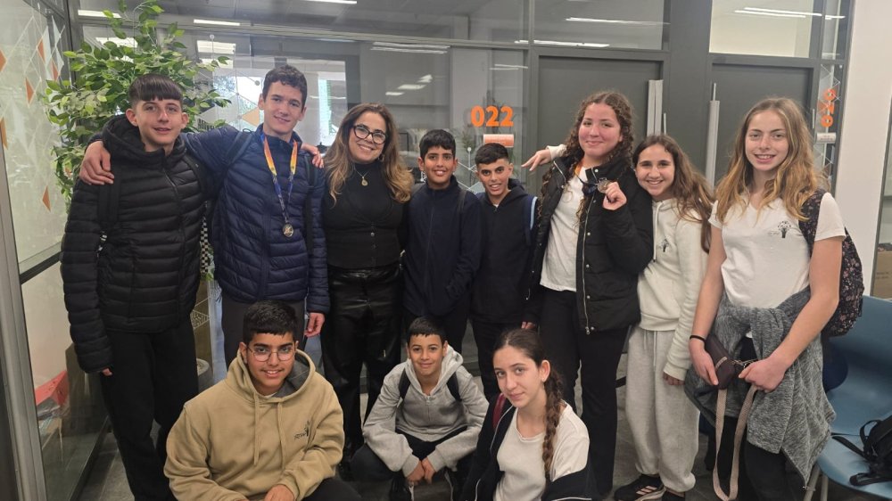 גאווה ראשונית: הישגים מרשימים לנבחרת האתלטיקה של חטיבת הביניים יצחק נבון