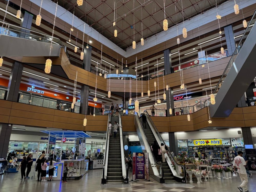 זה  קניון האאוטלט עם המחירים שוברי שוק שבבעלות הזמר עומר אדם 