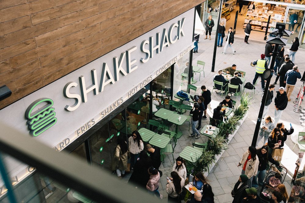 המבורגר עסיסי, צ'יפס פריך וקוקטיילים: Shake Shack חוגגת שנה בישראל