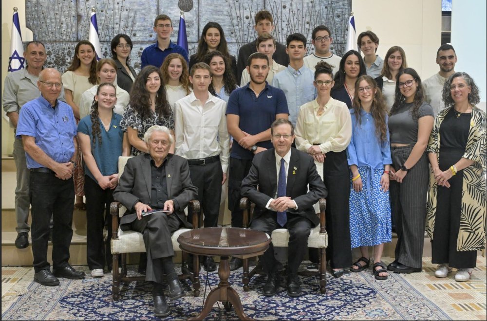 תחרות מדענים צעירים: יעל שטטר, מקיבוץ חולדה זכתה במקום הראשון וירדן ענתבי מרחובות זכה במקום השלישי