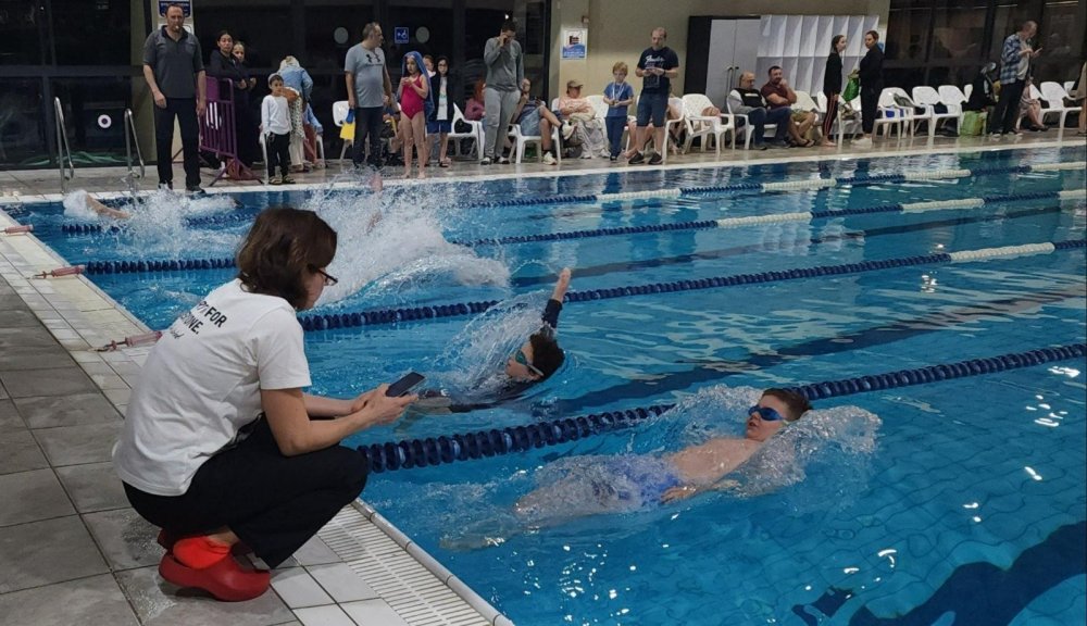 ברחובות: תחרות השחיה המסורתית בספייס קאנטרי קלאב