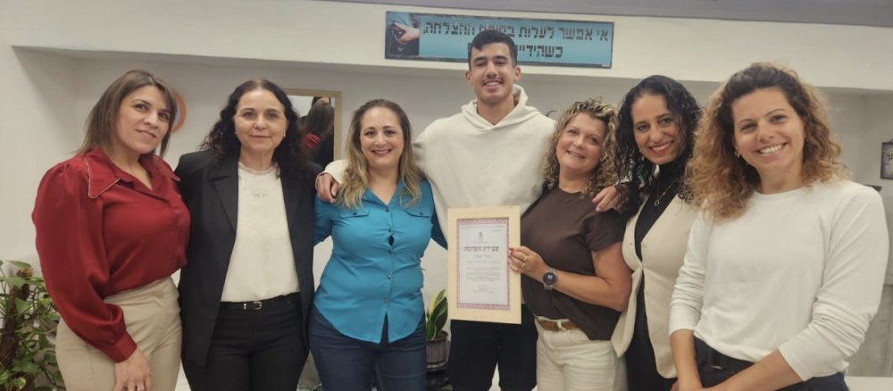 גאווה ברחובות: תלמיד אמית רון ארד נבחר למצטיין המחוזי בערבית