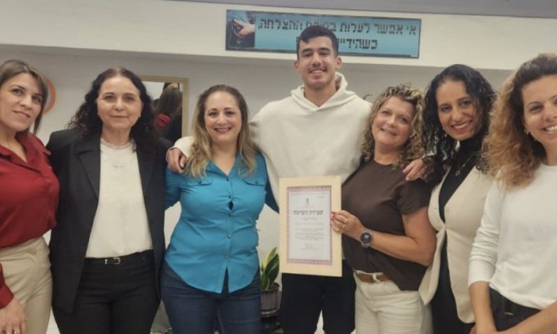 גאווה ברחובות: תלמיד אמית רון ארד נבחר למצטיין המחוזי בערבית