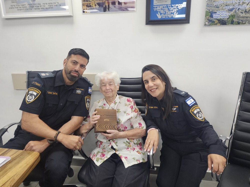 טקס יום השואה במשטרת מרחב דן ואירוח ניצולת שואה