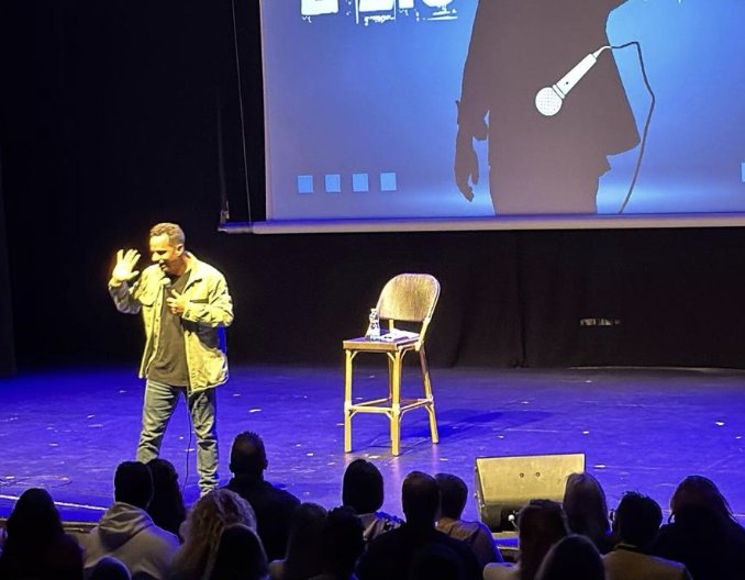 פותחים את הסופ&rdquo;ש בצחוק: רמת גן משיקה סדרת סטנדאפ שישי לצעירים