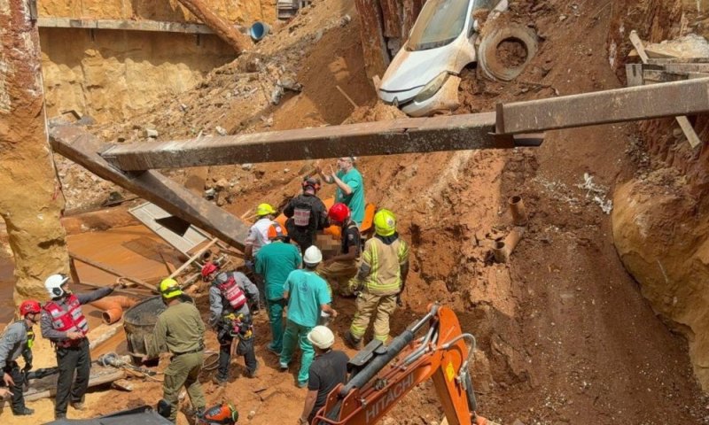 מבצע חילוץ מיוחד תוך פעולות רפואיות מורכבות לחילוצו של הפועל שנלכד בקריסת עמודי הבטון באתר בניה בעיר