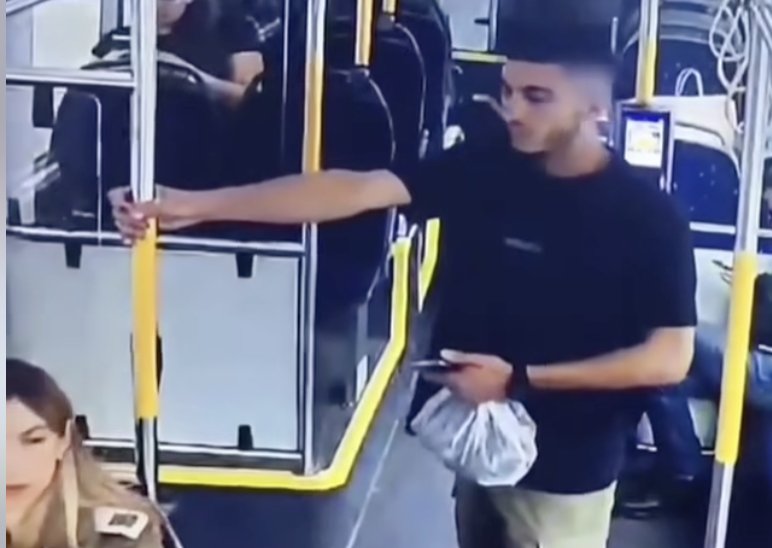 תקרית חמורה עם קצינת צה"ל: הנוסע בעל החזות הערבית ירק בפניה