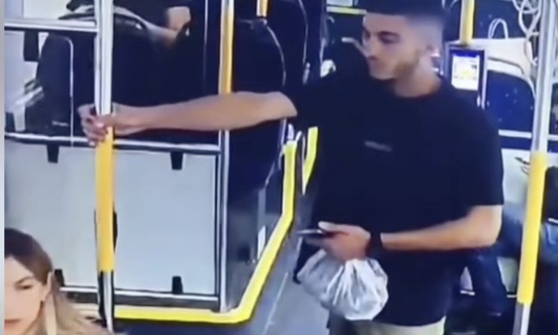 תקרית חמורה עם קצינת צה"ל: הנוסע בעל החזות הערבית ירק בפניה