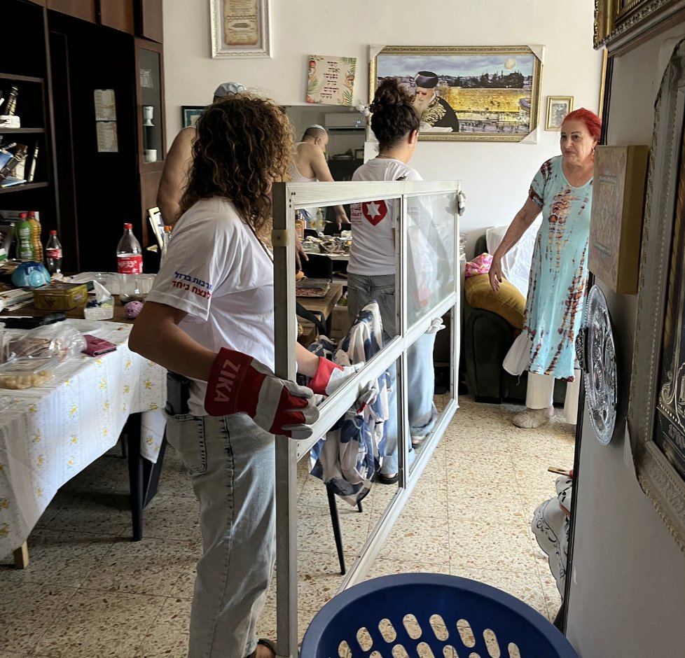 עיריית רמת-גן וארגון ״לב אחד״ יצאו למבצע ניקיון על מנת לסייע לתושבים שבתיהם נפגעו להיערך לחזור הביתה