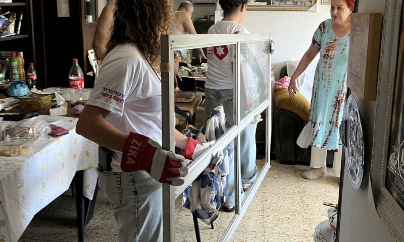 עיריית רמת-גן וארגון ״לב אחד״ יצאו למבצע ניקיון על מנת לסייע לתושבים שבתיהם נפגעו להיערך לחזור הביתה