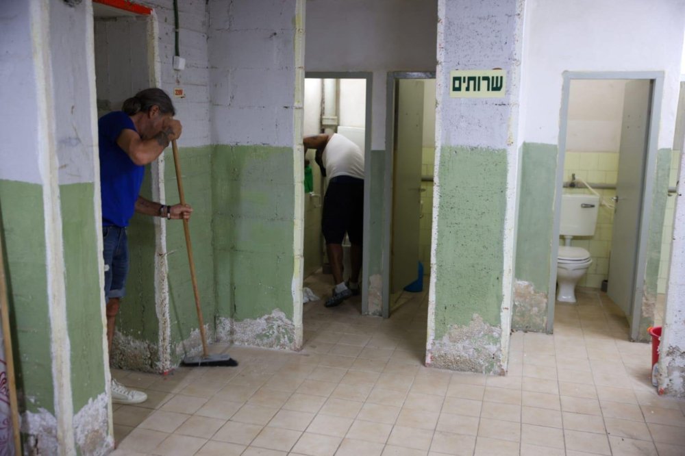 בכ-100 מקלטים ציבוריים: עיריית ר״ג יצאה למבצע ניקיון וסדר לרווחת התושבים חסרי המיגון