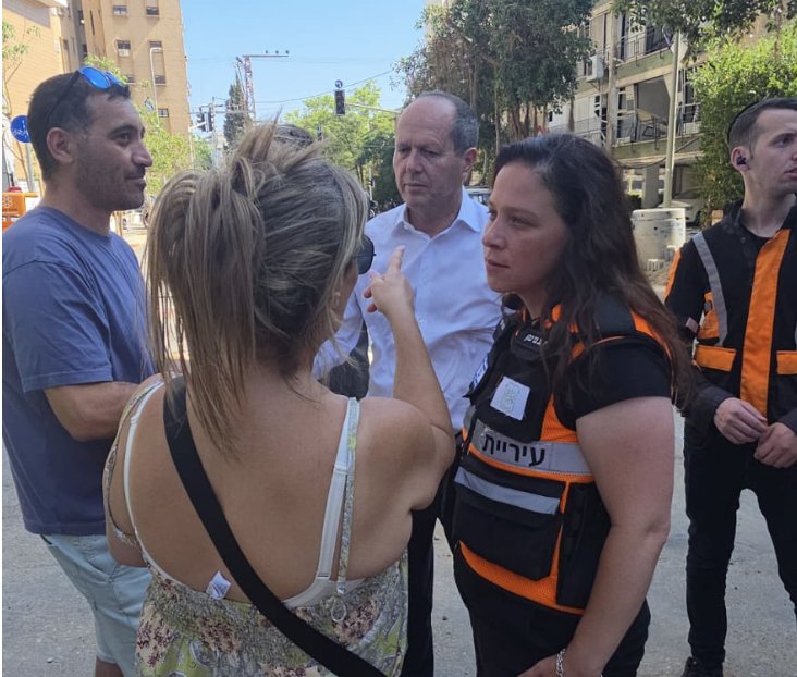 שר הכלכלה ניר ברקת ביקר בזירת נפילת הטיל האיראני ברמת גן