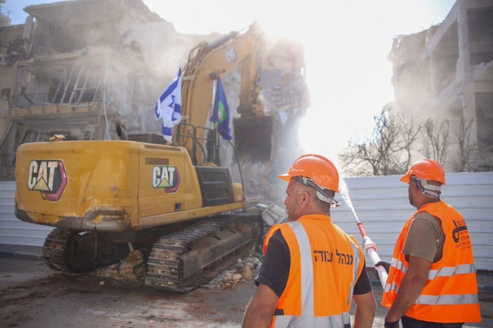 ברמת גן החלו בהריסת בניינים שנפגעו מטיל לפני שבוע: ״נקים במקום מגדל ופארק חדש לרווחת התושבים״