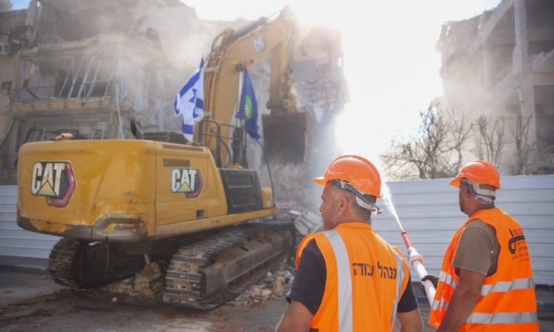 ברמת גן החלו בהריסת בניינים שנפגעו מטיל לפני שבוע: ״נקים במקום מגדל ופארק חדש לרווחת התושבים״