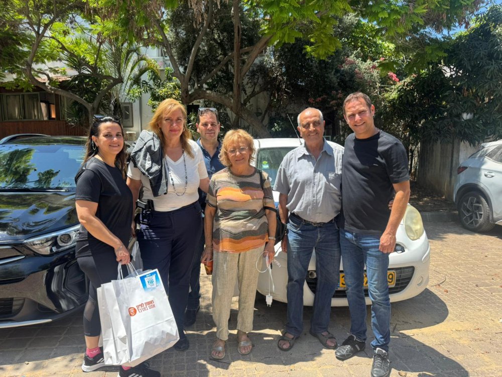 ראש עיריית ראשון לציון רז קינסטליך ביקר בשכונה שנפגעה מטיל: "שכונה שנפגעה אבל רוחה לא נשברה"
