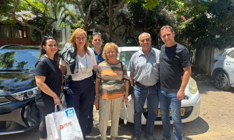 ראש עיריית ראשון לציון רז קינסטליך ביקר בשכונה שנפגעה מטיל: "שכונה שנפגעה אבל רוחה לא נשברה"