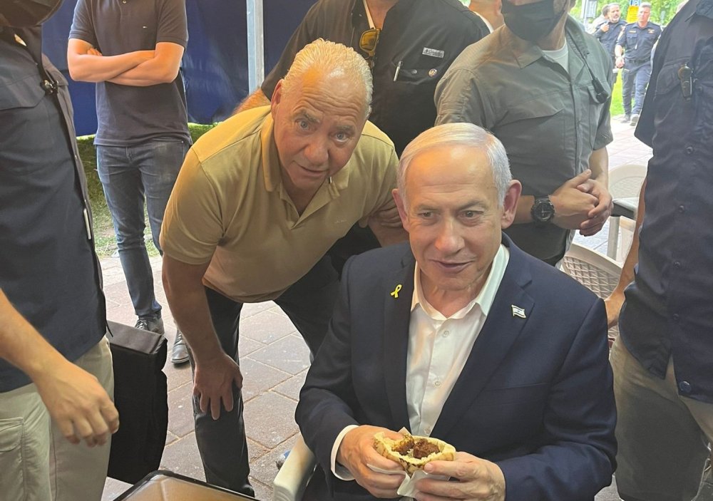 ראש הממשלה ביקר בראשון לציון בשכונת רמת אליהו ואכל פלאפל