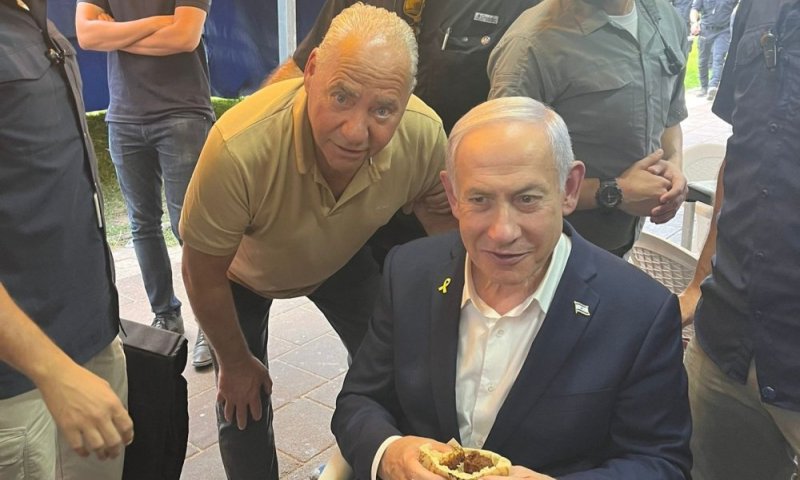 ראש הממשלה ביקר בראשון לציון בשכונת רמת אליהו ואכל פלאפל