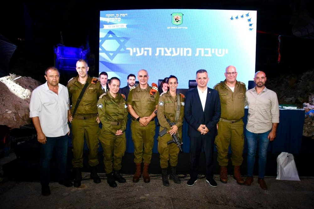 "החוסן העירוני ברמת גן - חסר תקדים": ישיבת מועצה מרגשת התקיימה בנקודת נפילת הטיל ברחוב תרצה