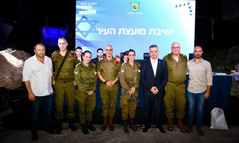 "החוסן העירוני ברמת גן - חסר תקדים": ישיבת מועצה מרגשת התקיימה בנקודת נפילת הטיל ברחוב תרצה