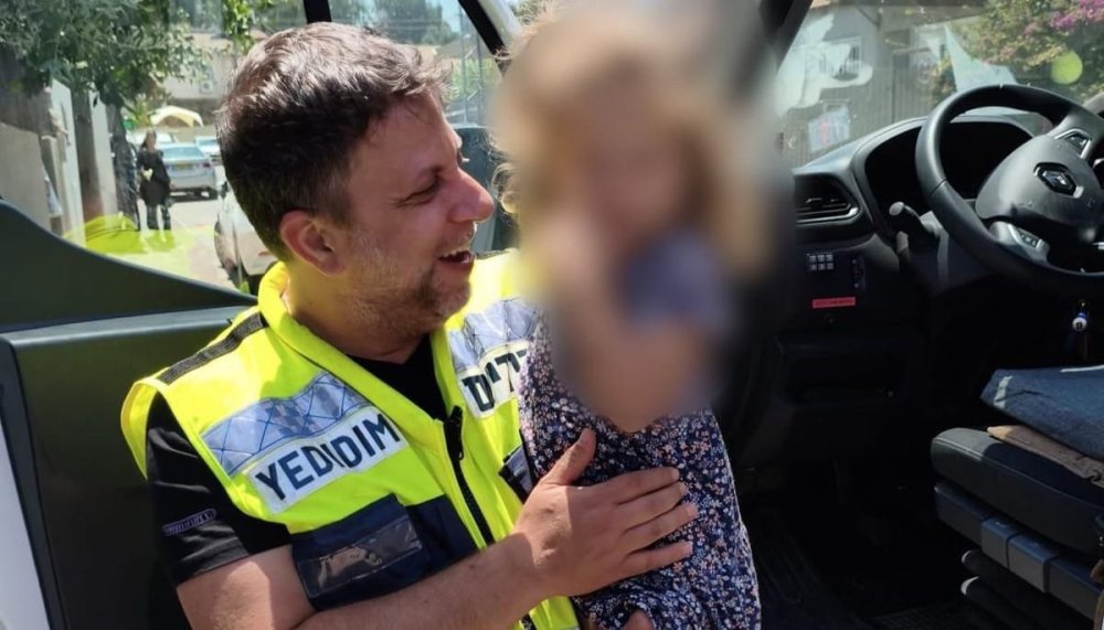 "דיברתי עם הילדה דרך זגוגית החלון, ולימדתי אותה ללחוץ על כפתור החלון ולפתוח אותו".