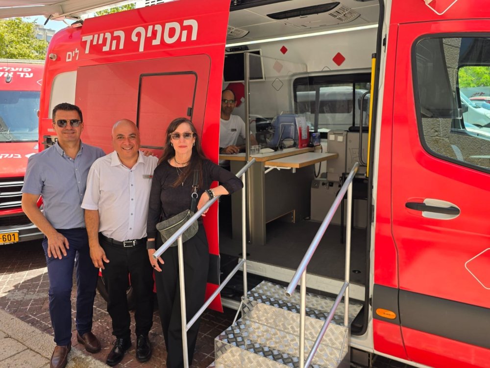 הסניף הנייד של בנק הפועלים מגיע לבירה אל מפוני חולון ממבצע 'עם כלביא'