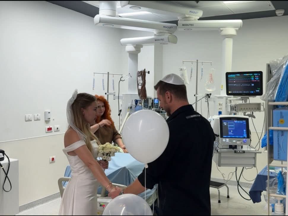 תושבת ראשון נישאה לצד מיטת אביה בבית החולים כדי שיספיק לראות את חתונתה