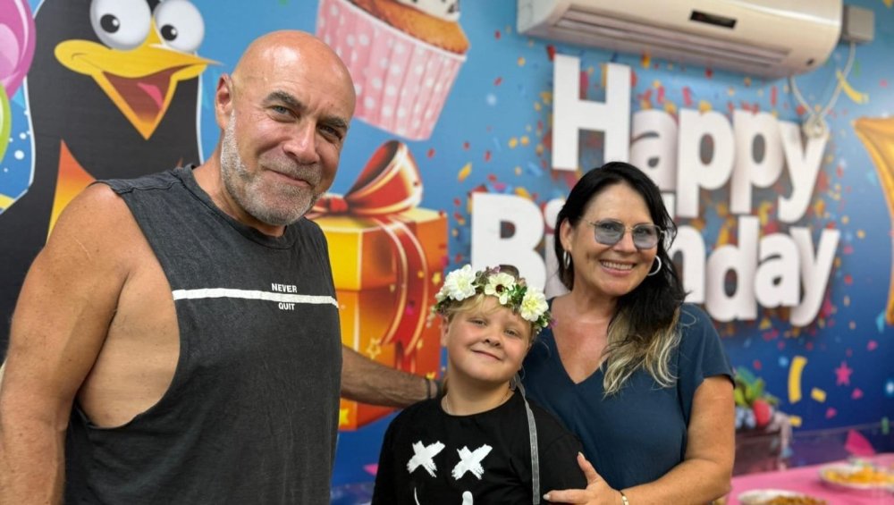 דביר בנדק ואשתו עירית חגגו אתמול לגלי המתוקה יום הולדת 10 על הקרח בהיכל הקרח חולון!