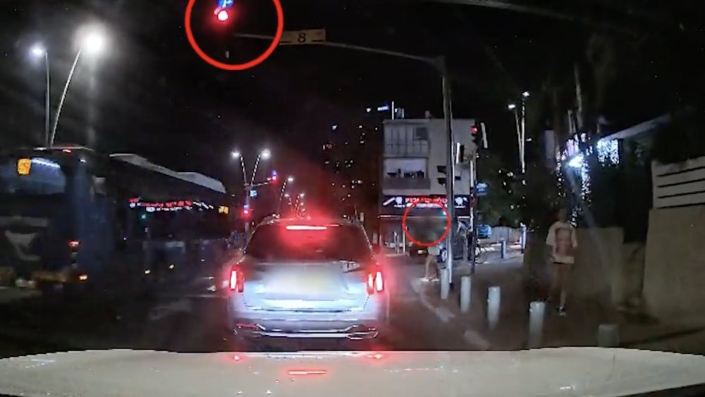 רמת גן: נהג אוטובוס חצה צומת ברמזור אדום תוך סיכון חיי משתמשי הדרך ברמת גן, בזמן שהולכת רגל החלה לחצות את מעבר החצייה
