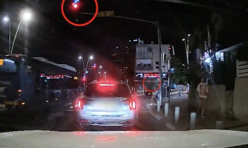 רמת גן: נהג אוטובוס חצה צומת ברמזור אדום תוך סיכון חיי משתמשי הדרך ברמת גן, בזמן שהולכת רגל החלה לחצות את מעבר החצייה