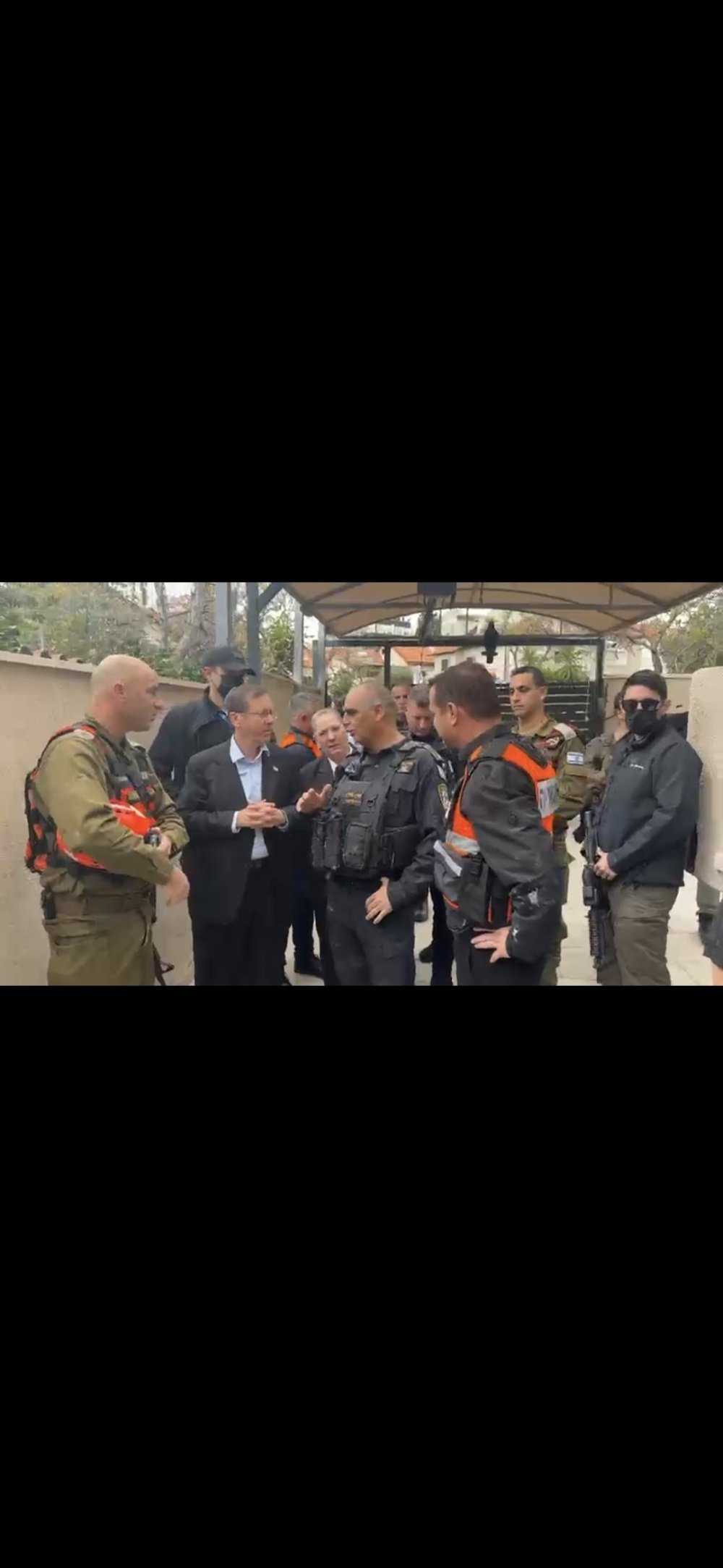 נשיא המדינה - יצחק הרצוג הגיע לפני זמן קצר לאחת הזירות (בבית פרטי) בראשון לציון יחד עם ראש העירייה - רז קינסטליך וממ״ר שפלה - קובי מור. 