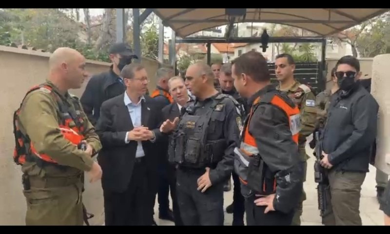 נשיא המדינה - יצחק הרצוג הגיע לפני זמן קצר לאחת הזירות (בבית פרטי) בראשון לציון יחד עם ראש העירייה - רז קינסטליך וממ״ר שפלה - קובי מור. 