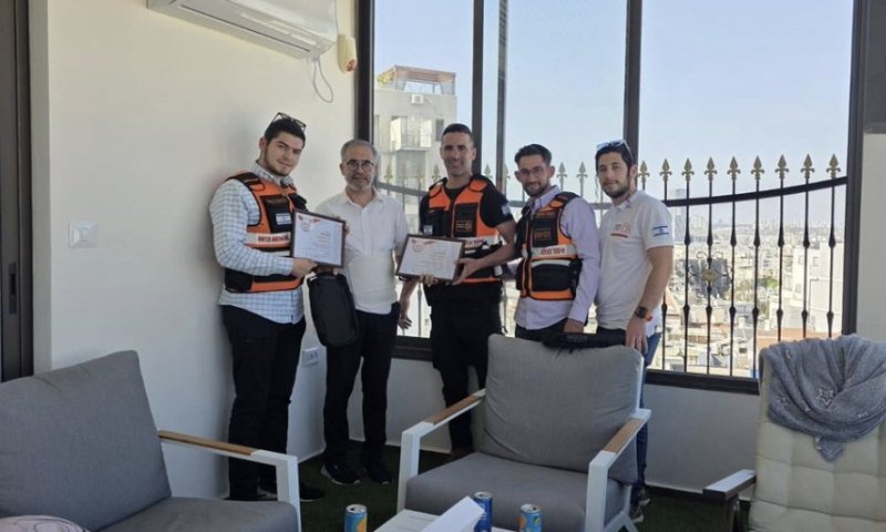 נס מהלך: גדליהו בן שמעון נפגש עם החובשים שהצילו את חייו לאחר פיגוע דקירה