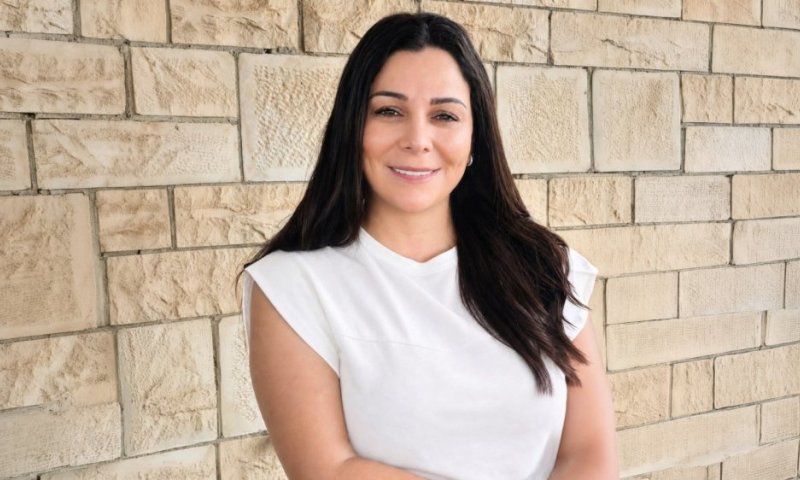"האֲחָיוּת לא רק נתנה לי מקצוע, היא נתנה לי זהות"  המסע המרגש של מנאל חג'אזי מהמזכירות לניהול אֲחָיוּת