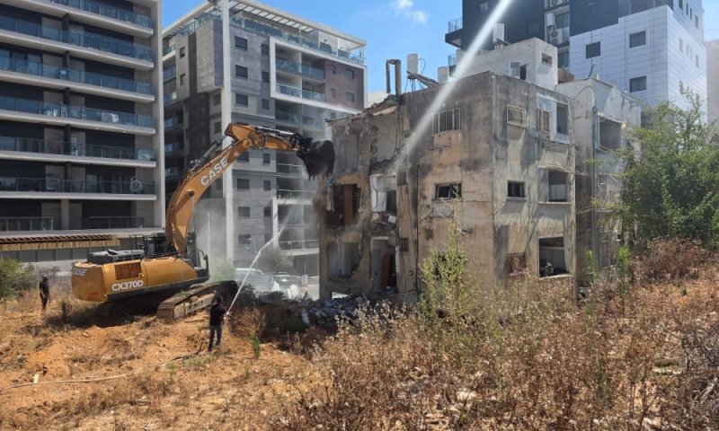 רמת גן ממשיכה בשיקום נזקי המלחמה: החלה הריסת הבניין האחרון שנפגע מפגיעת הטיל האיראני